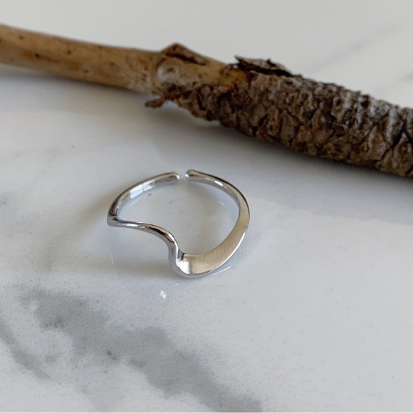 Minimal Silver Ring, Silver stacking ring, wave ring, simple silver ring - Picture 3 of 7